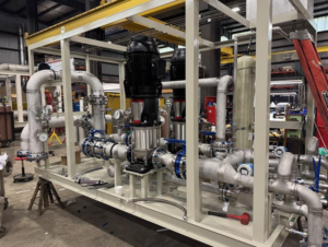 Industrielles Pumpensystem mit Rohrleitungen aus Edelstahl und Elektromotoren.